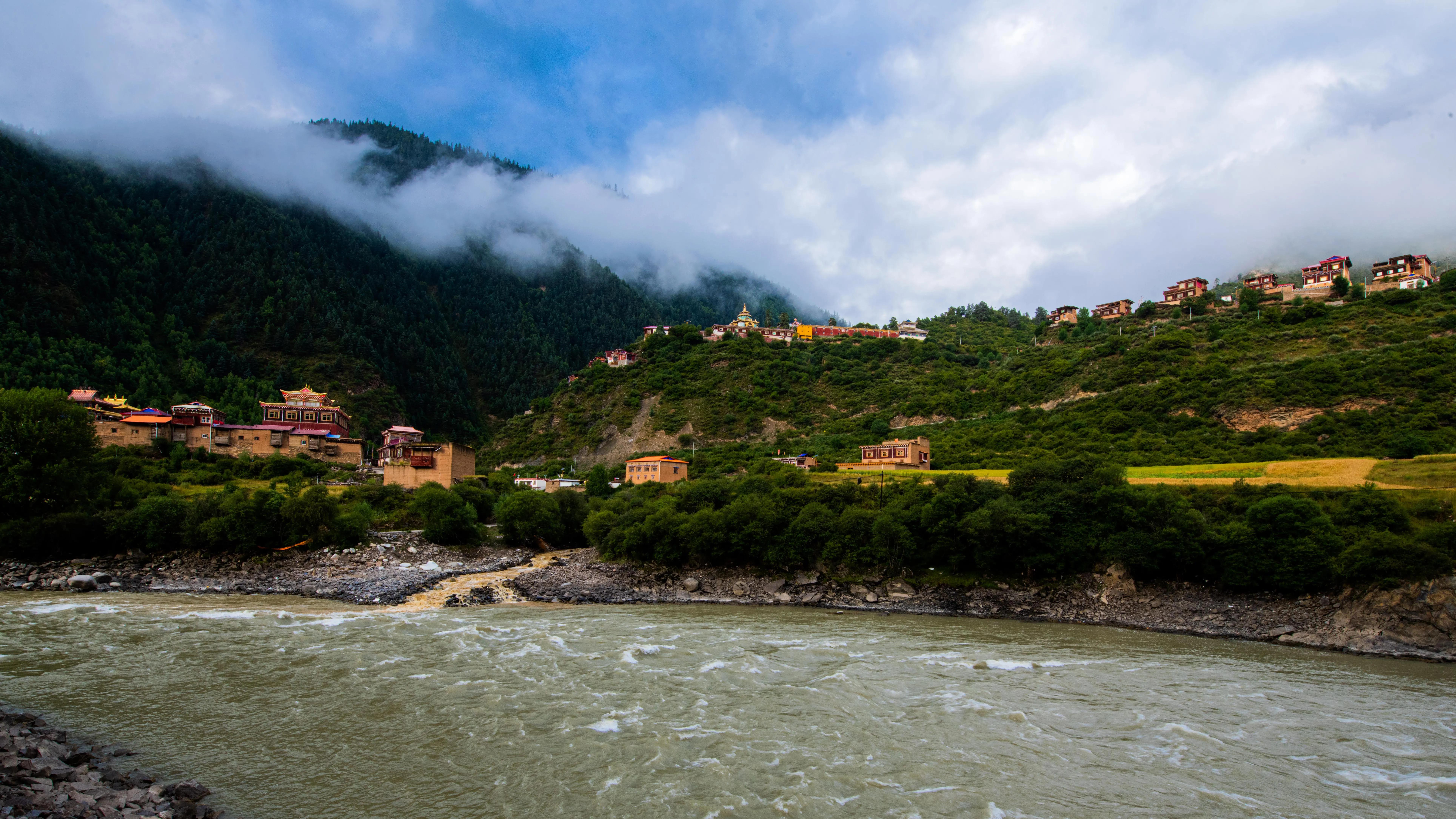 甘孜州最美风景在路上,金秋的甘孜州