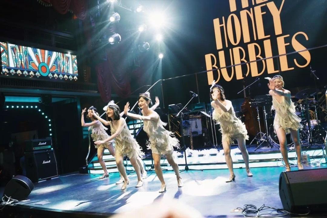 她复刻百年前的“女团”：穿流苏吊带、在舞池摇摆