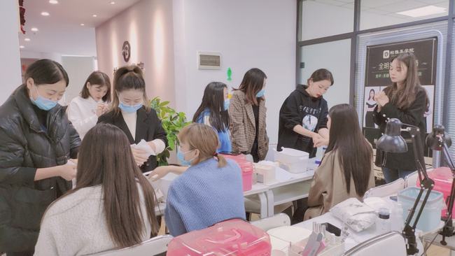 当美甲学徒的真实经历,美甲学徒一般多久出师