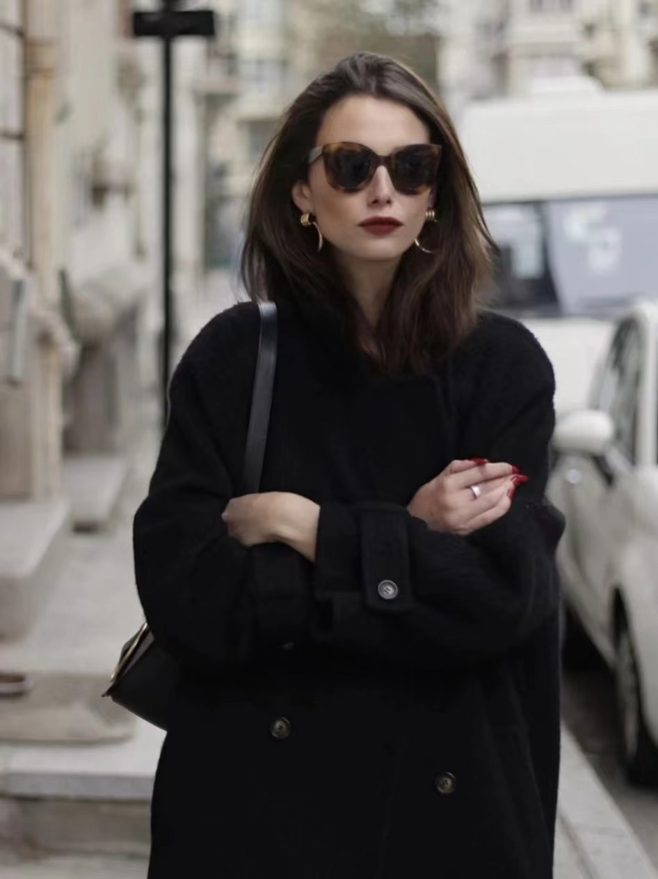 黑大衣如何穿搭温柔,过膝长款黑呢子大衣怎么搭配好看