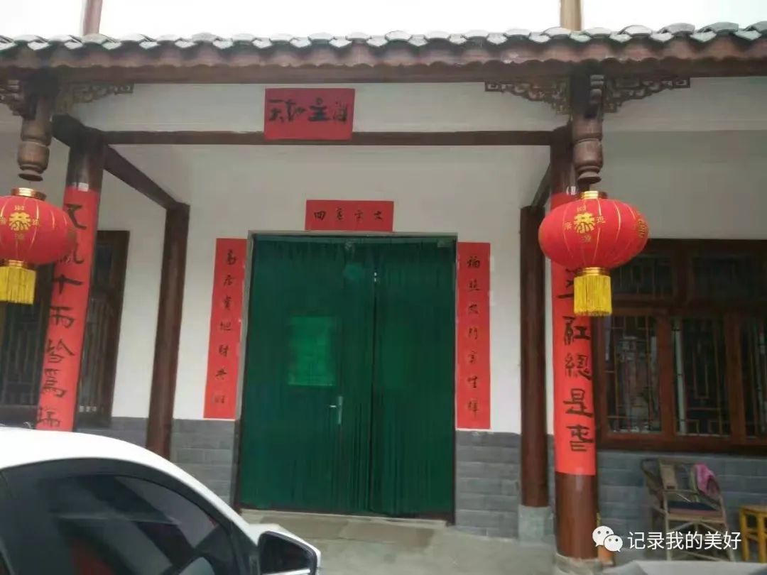 大红春联贴上墙,大红春联贴起来作文400字