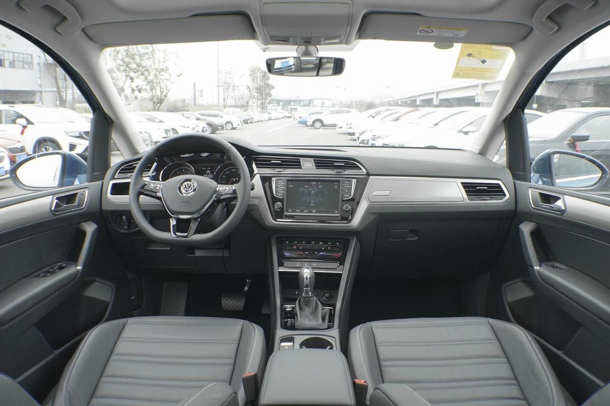 年轻人第一辆适合开mpv吗,年轻人第一台车买mpv好吗