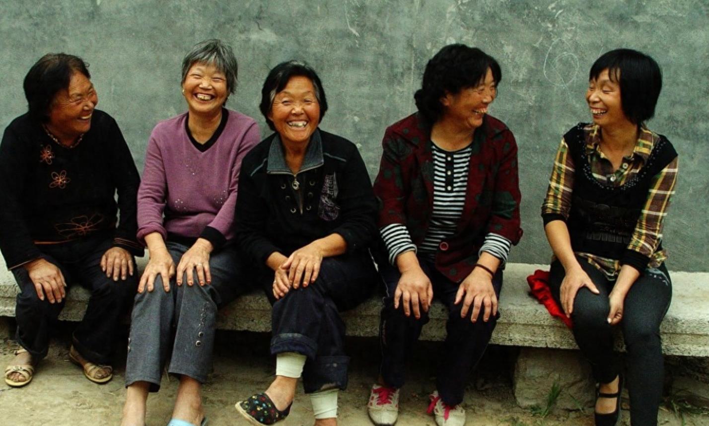 40岁，老光棍，隔壁新来的大妈故意走光，无意看到那抹黑色风景