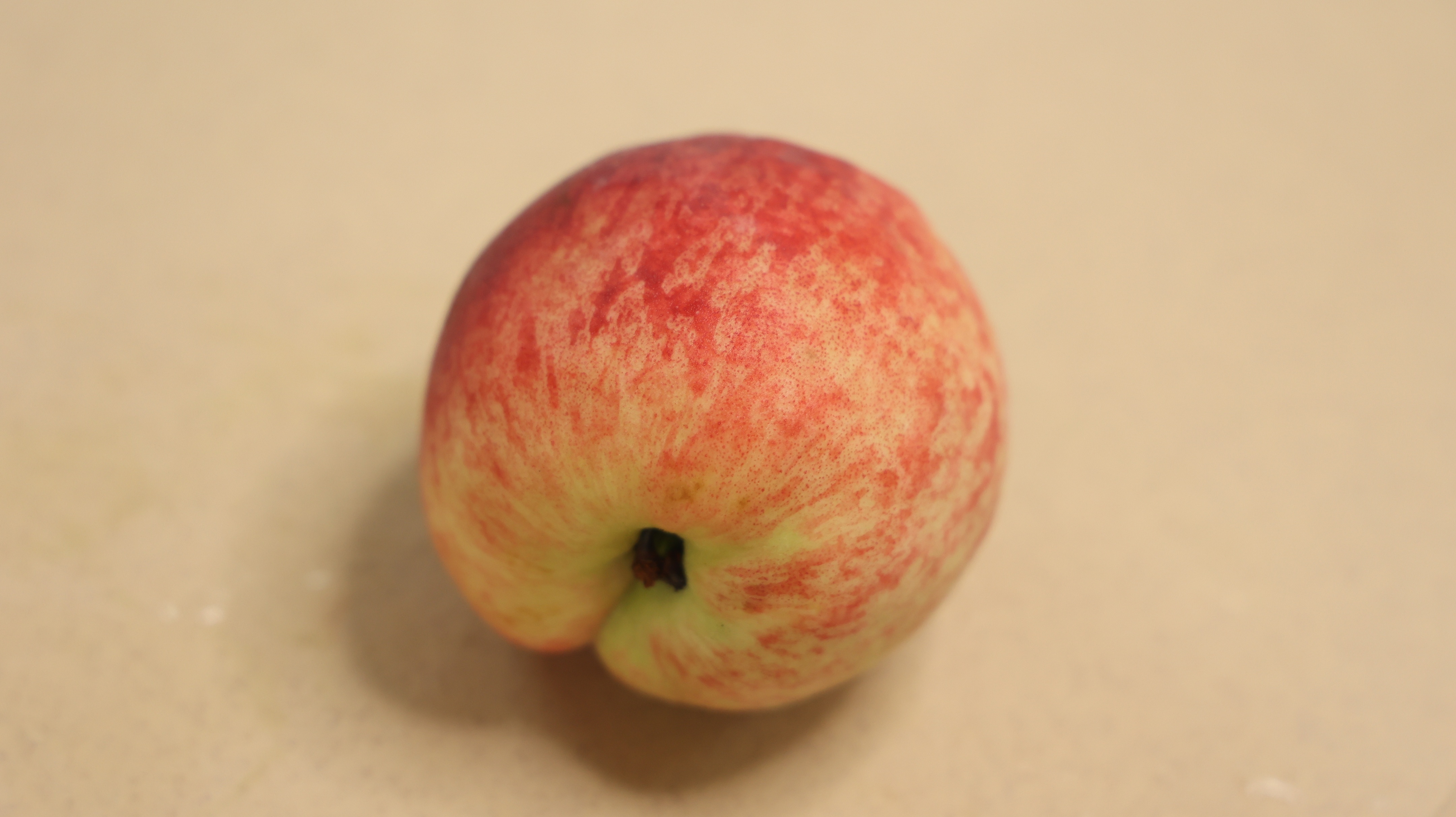 桃核裂开的桃子可以吃吗,桃子的中间烂了还可以继续吃吗