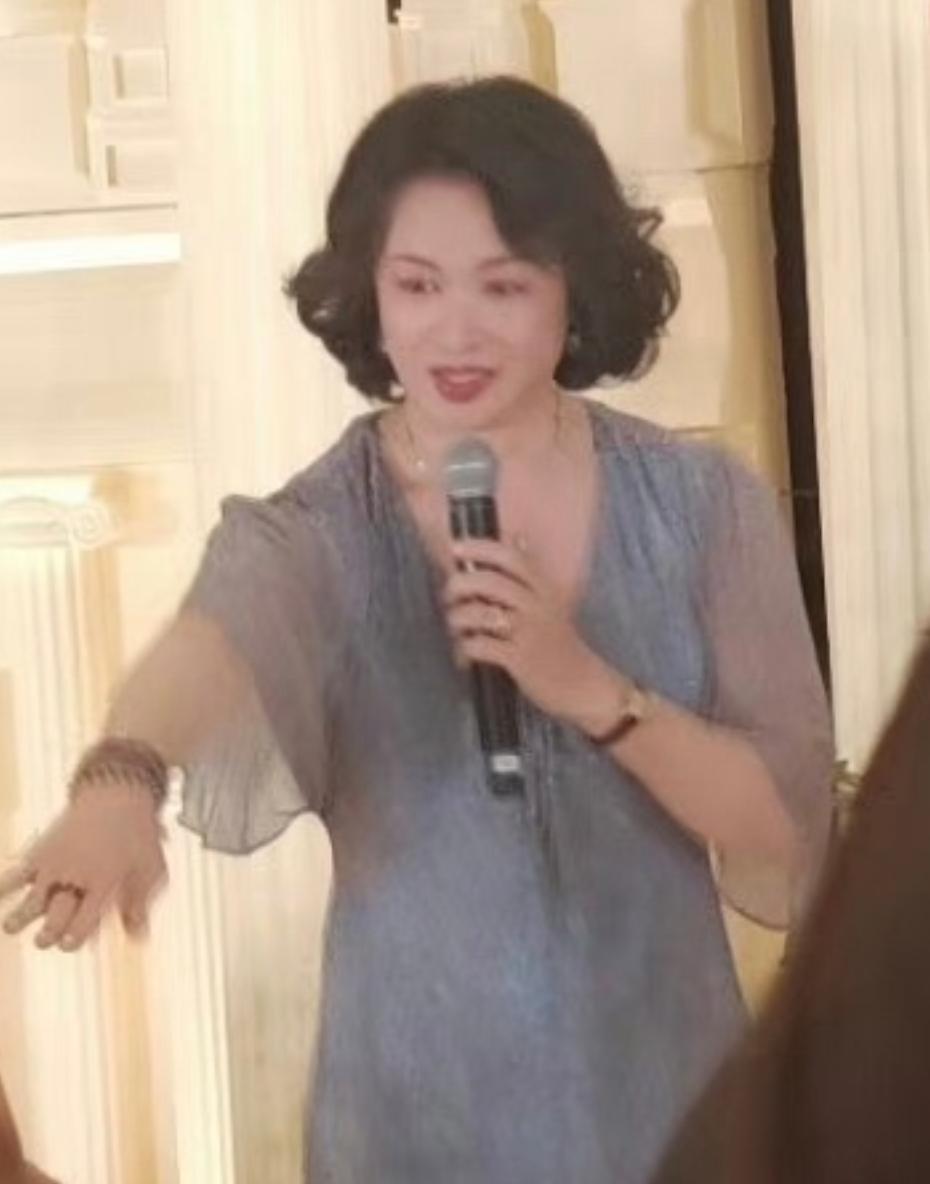 《金星秀》停播6年，金星亮相干女儿婚礼，55岁的她身材好气质佳