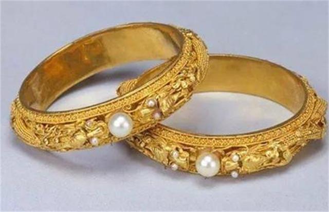 民工捡到3亿元的手镯,民工挖3亿金手镯完整版