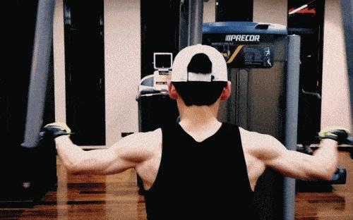 健身有效和健身无效的男演员,男明星无器械健身