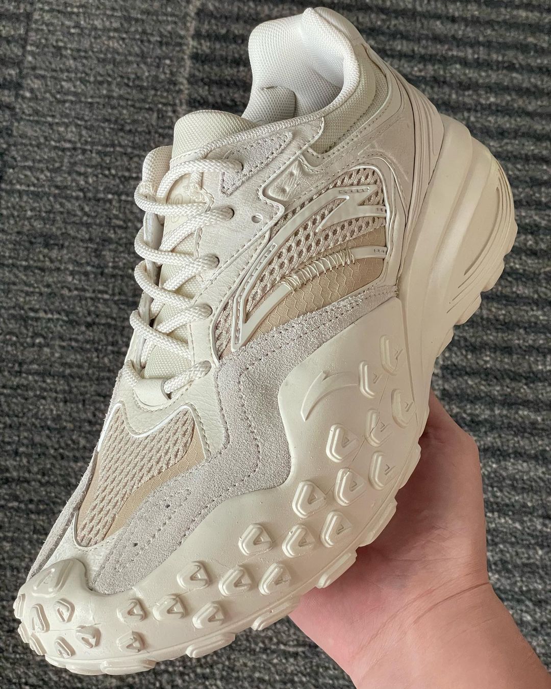 安踏多款老爹鞋曝光！满眼都是巴黎世家、新百伦的影子？