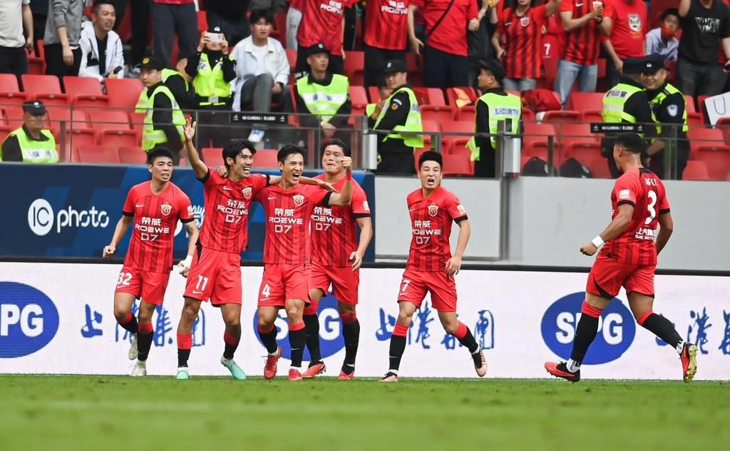 中超第17轮海港对阵泰山现场直播,中超惊现补时3张红牌神场面