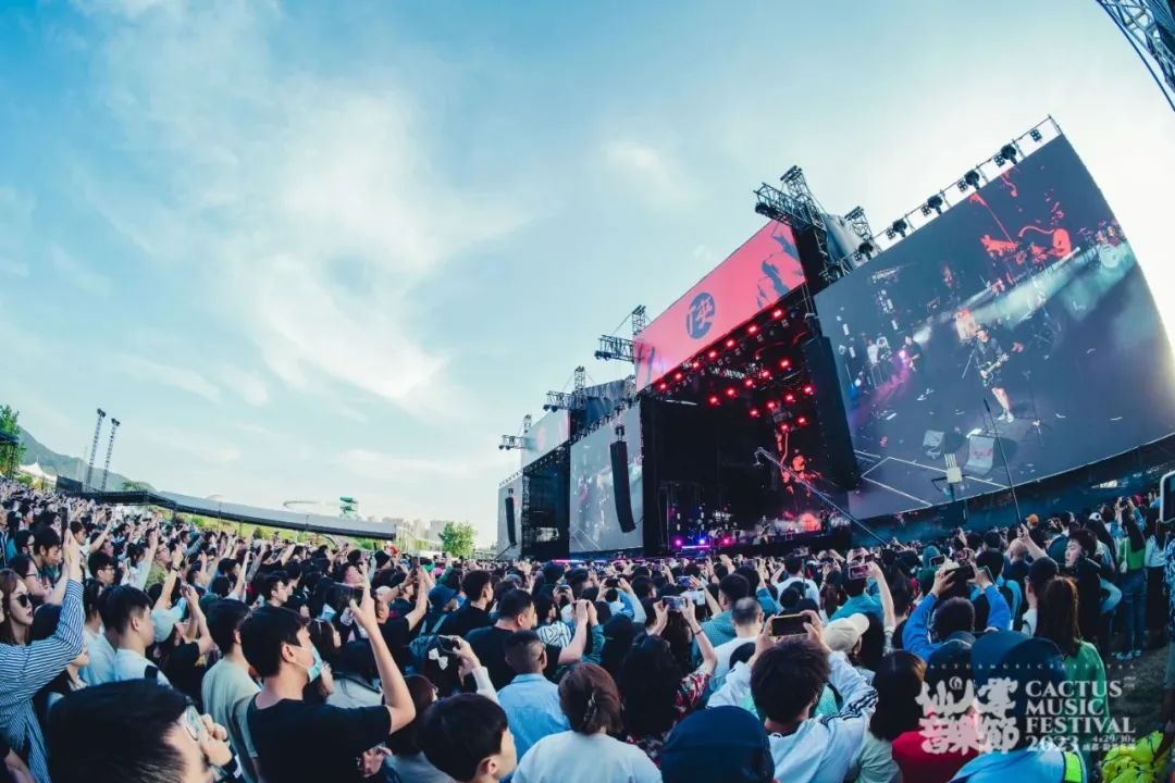 热搜刷屏舞台背后的LED显示屏，让人直呼“泰裤啦！”