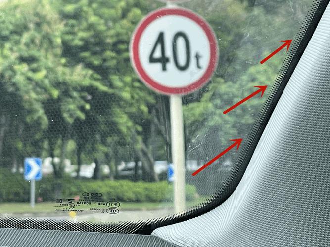 车窗上的黑色小圆点有什么用,车窗隐形小功能