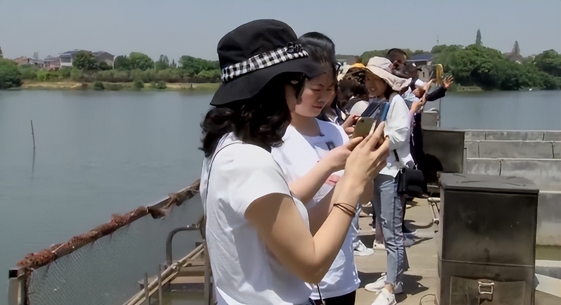 小伙养鱼一周赚100万,养鱼致富第二天目标赚十万