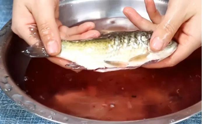 怎样清除剑鱼的鱼鳞,手上的鱼鳞怎么清除