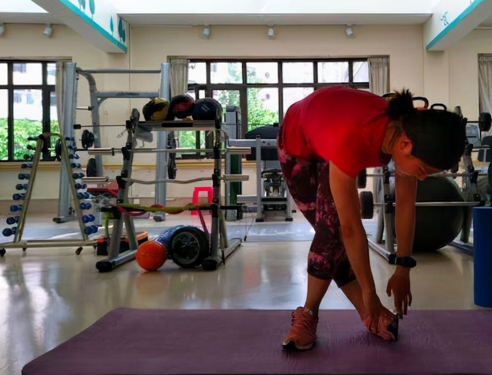 如何拉伸髋关节视频,怎么拉伸髋关节韧带