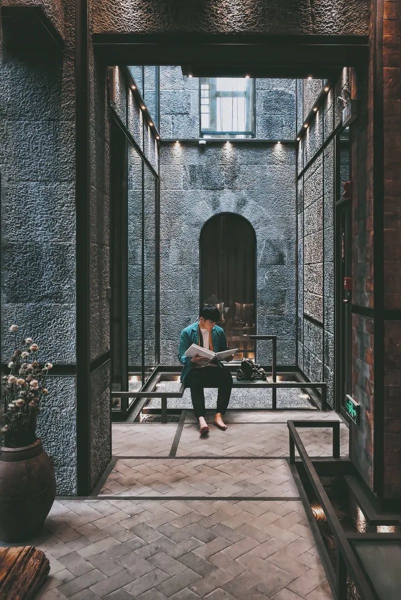 拜托！喝一杯价值8000多万的古树茶，住雪山博物馆酒店，超酷欸