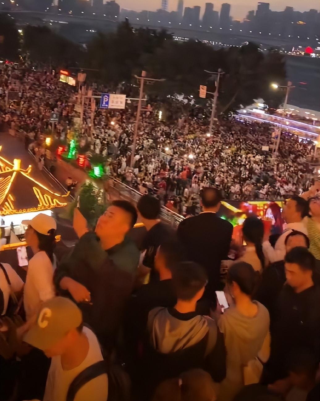 淄博鸭头小哥直播气哭，18万人打卡只赚6千，现关店成无业游民