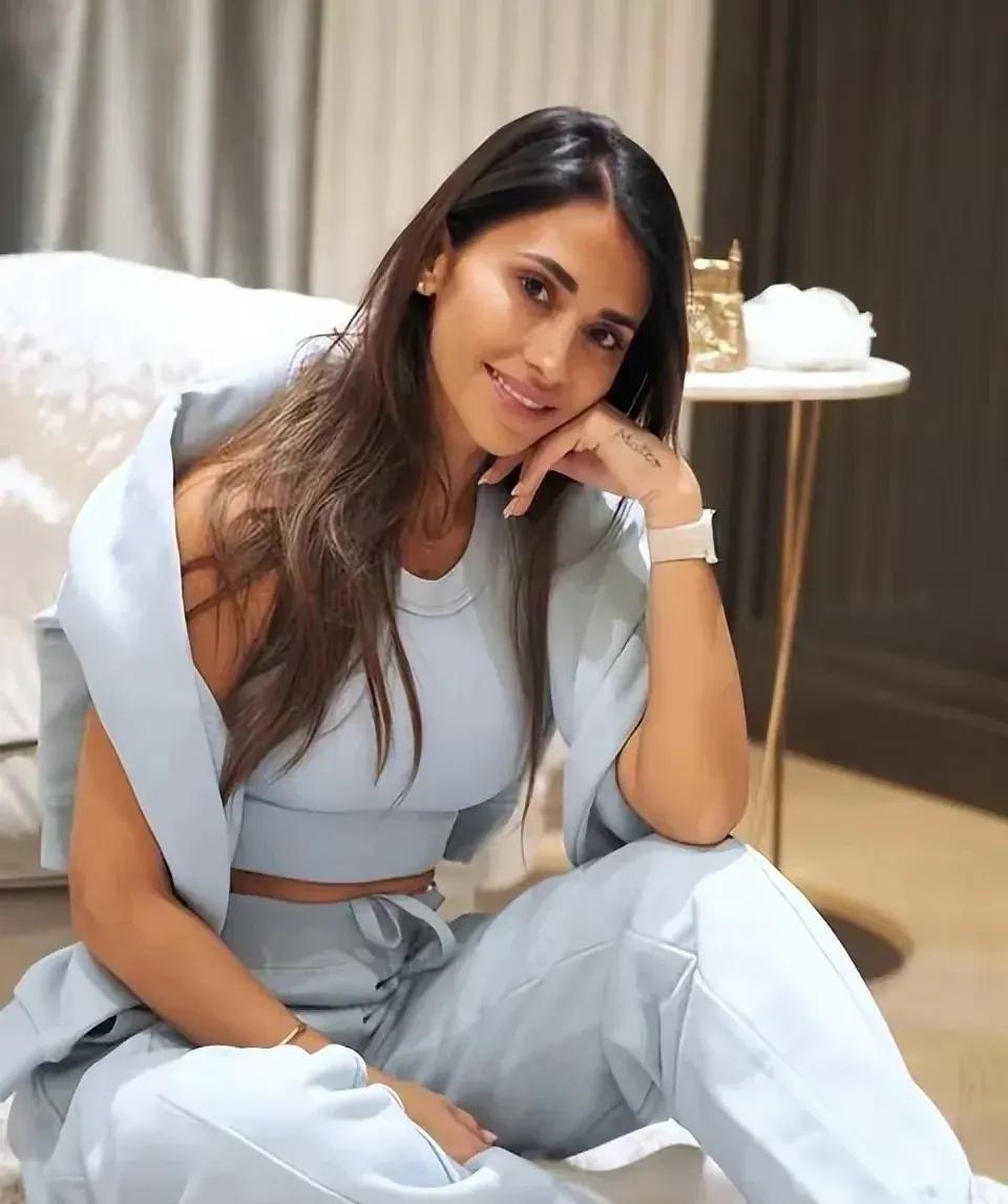 梅西老婆和梅西合照尽显身材,梅西的老婆秀身材