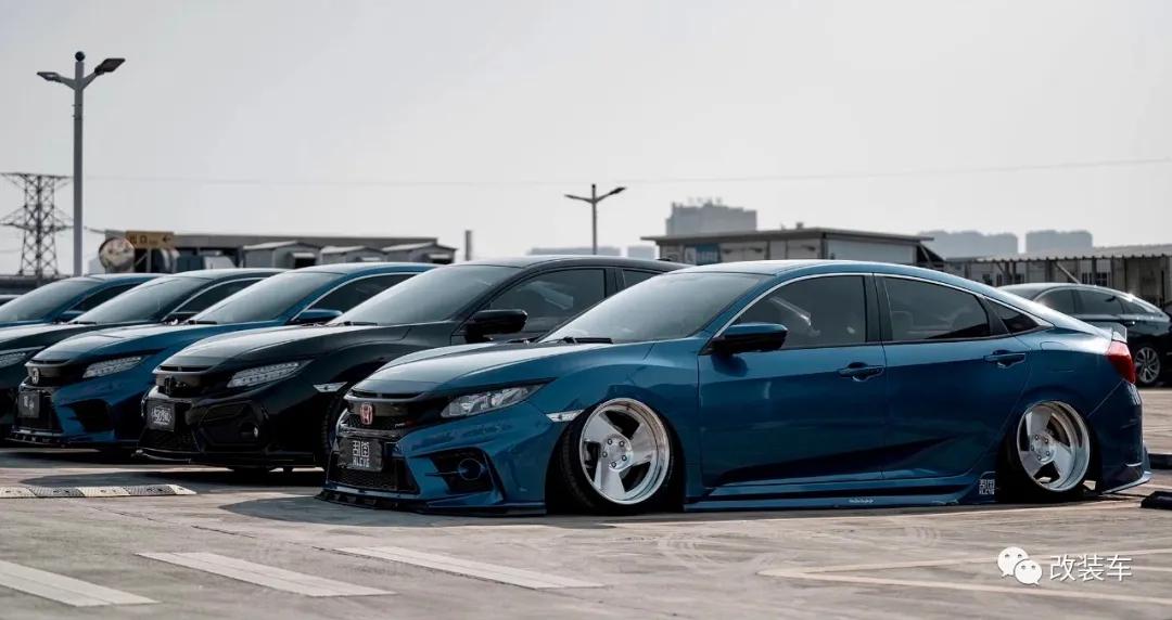 十代思域樱花粉低趴姿态,十代思域炫动蓝低趴姿态