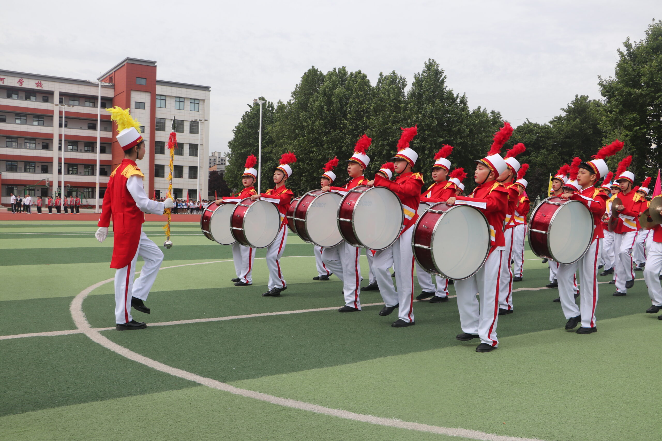 渭南高新小学参加全区第十届中小学生春季田径运动会开幕式