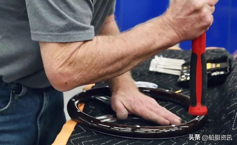 这家重生的造船商正在使用3d技术创造现代的红木经典游艇