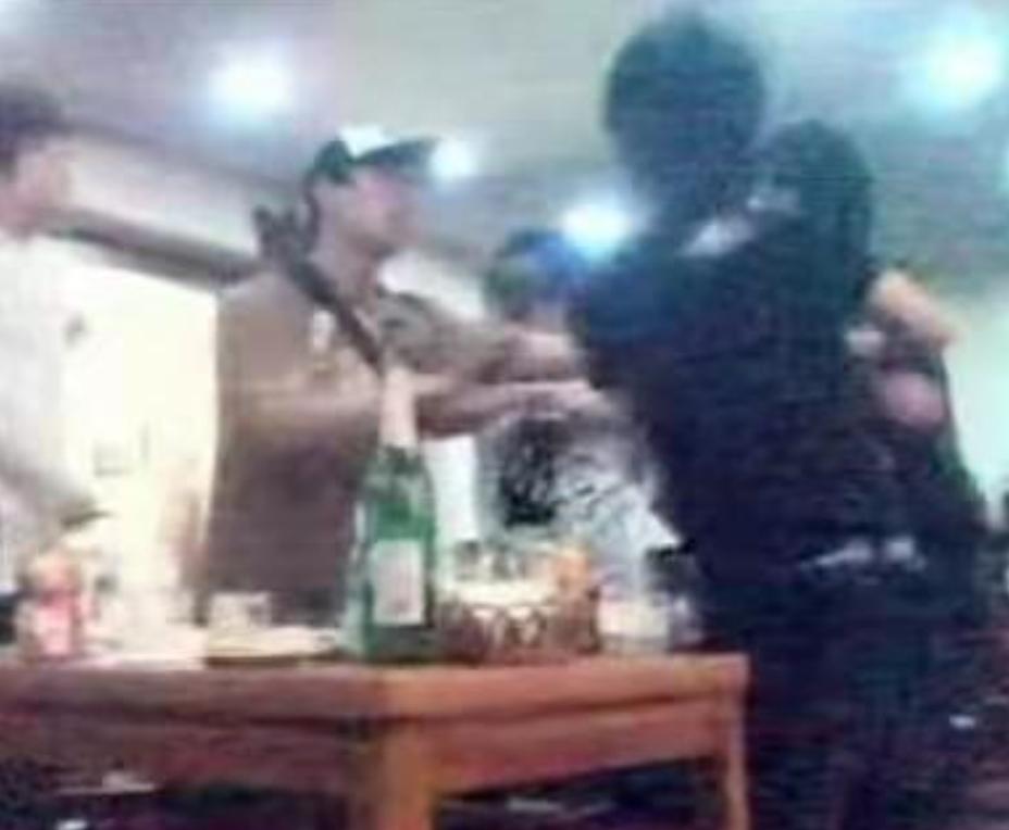 昔日爆红组合街头卖唱,曾经红极一时现在却卖唱的歌手