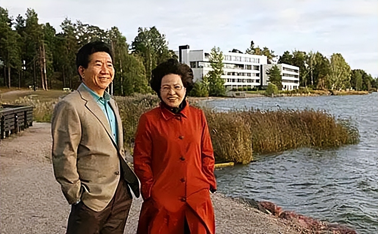 2009年韩国前总统卢武铉跳崖身亡后，儿子赴中国发展，女儿获刑