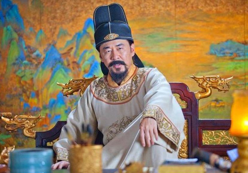 古人衣摆很长，经常拖在地上，他们不怕把衣服弄脏吗？答案很简单