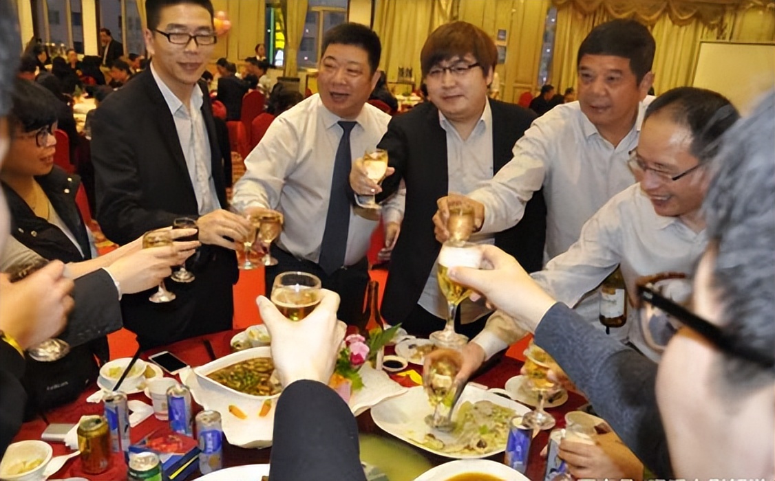 男子参加朋友婚礼随礼,男子给新婚朋友随礼20万