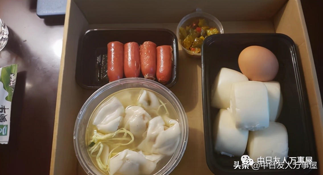 记得房间里放右翼书本的是日本哪家酒店吗？