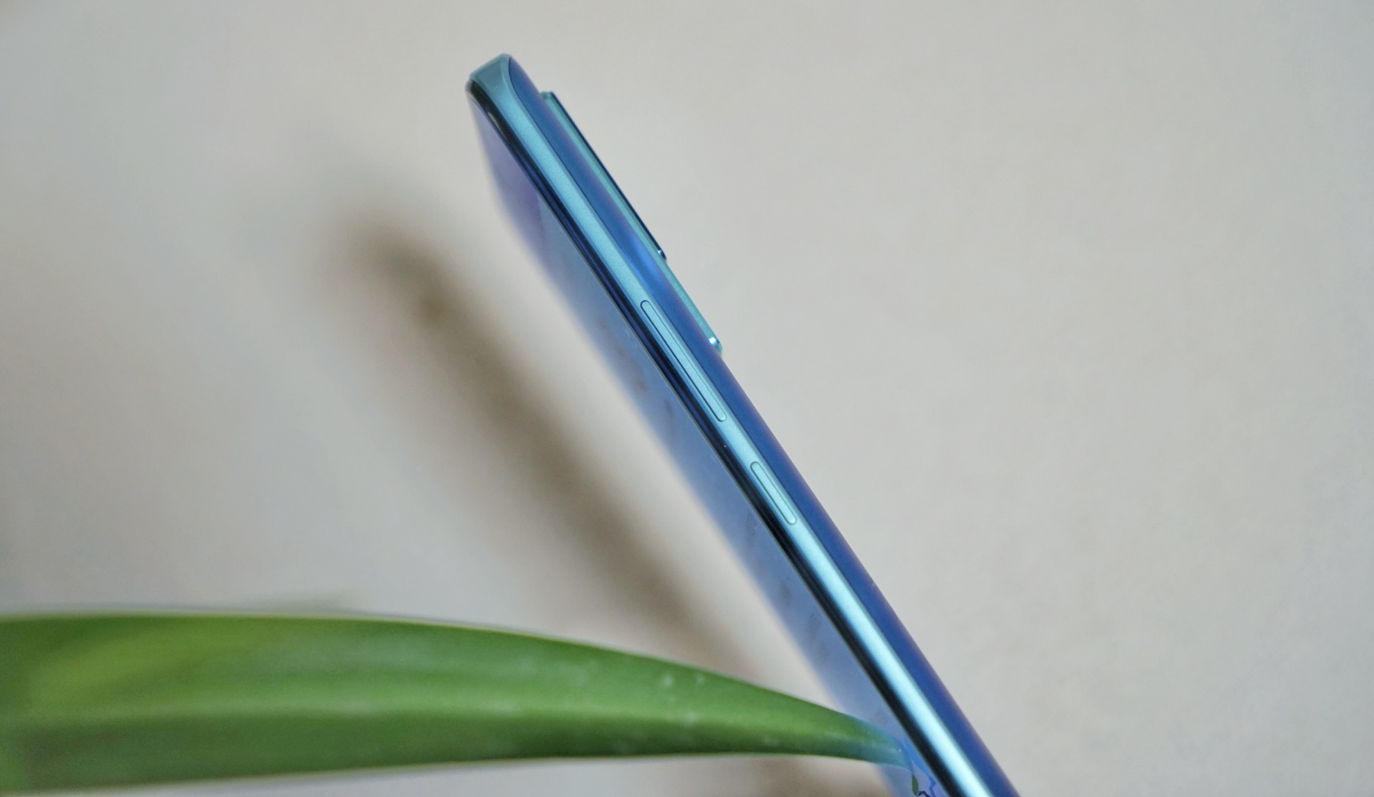 iqooneo7se多少钱值不值得买,iqooneo7se降价一千值得入手吗