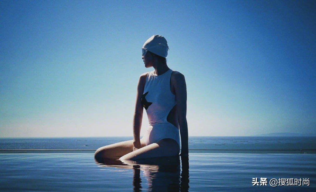 女星比基尼照大曝光，穿这样去游泳真让人移不开目光！