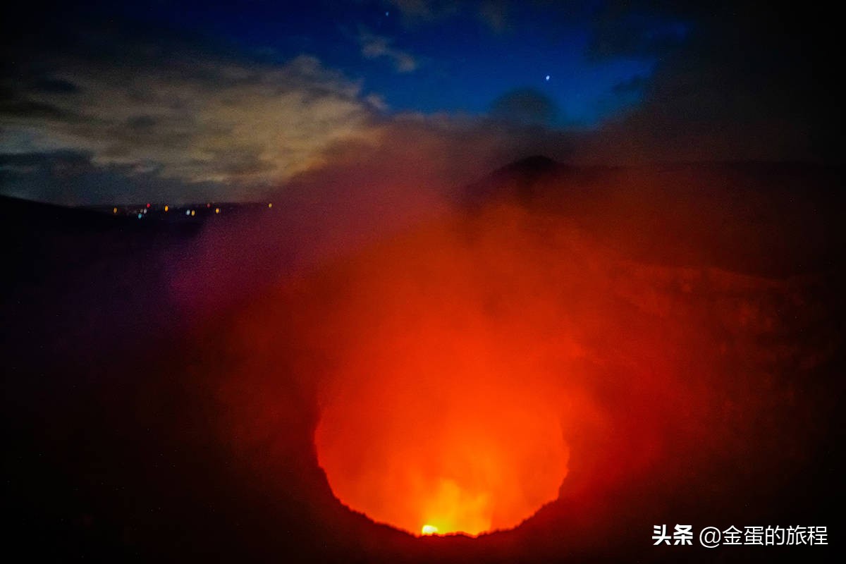 开汽车上活火山口,停车就能见到熔岩湖,这里是尼加拉瓜的马萨亚