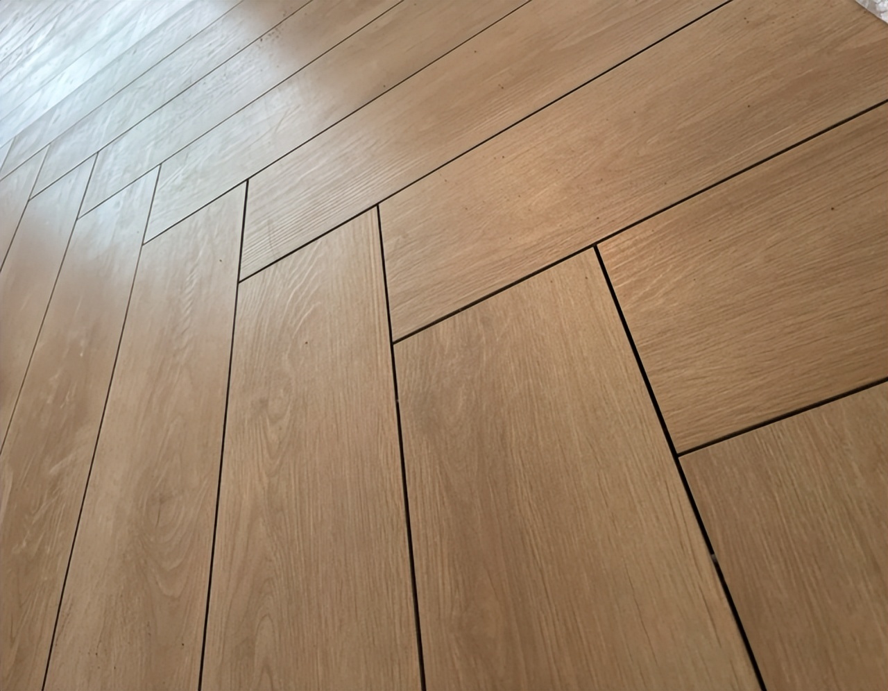 木纹砖费钱还是地砖费钱,现在装修为什么都用木纹砖