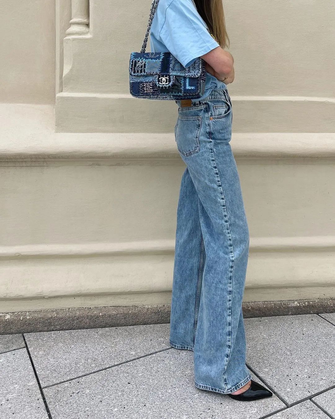 男t恤搭牛仔裤加皮带有哪些穿法,t恤配裤子的时髦穿法