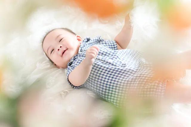 宝宝要翻身说说,宝宝几个月开始学会翻身最好