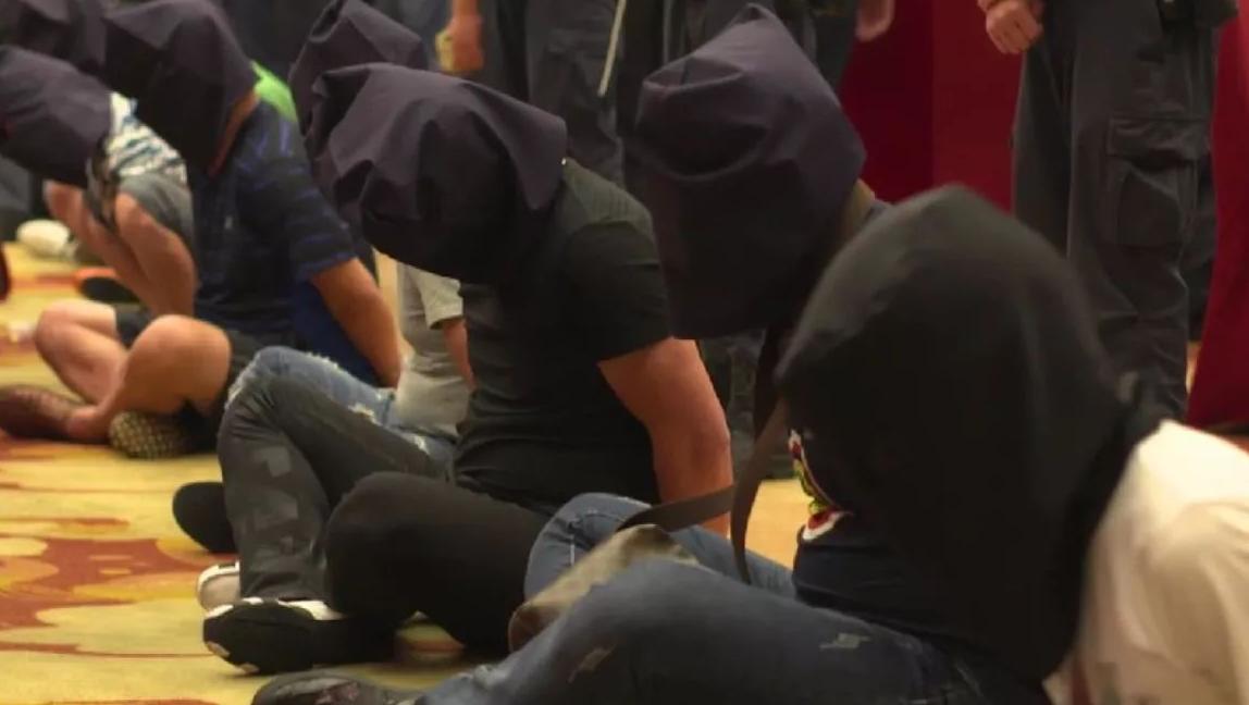 网上聊天认识女网友，线下见面强行让我带她去商场消费，该怎么办