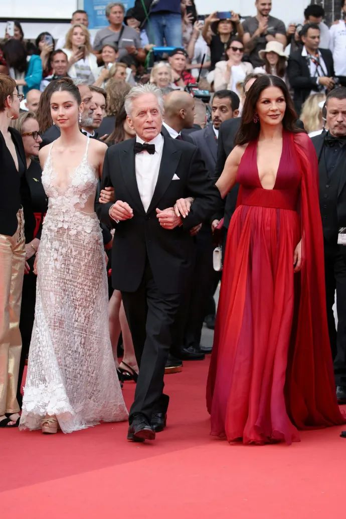 这一夜,中国女星的“野心”都藏不住了!猛虎连衣裙,踩20cm高跟