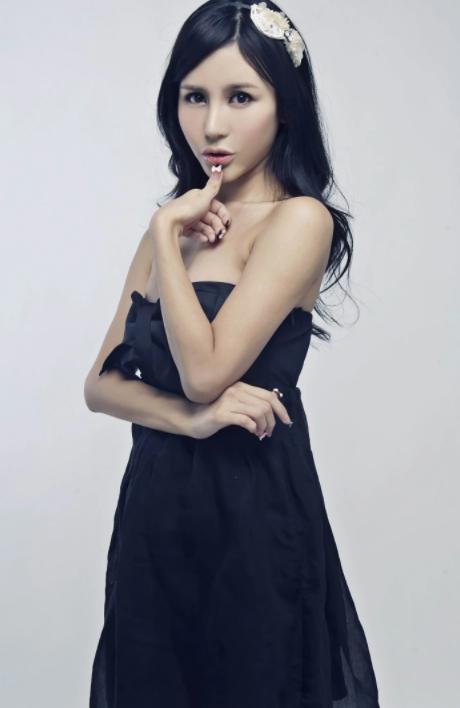 12年过去了，“宁坐宝马哭，不坐单车笑”的女孩，嫁入豪门了吗？