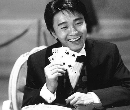 割完单眼皮就好事不断的6位港星，成龙脱胎换骨，甄子丹迅速起飞