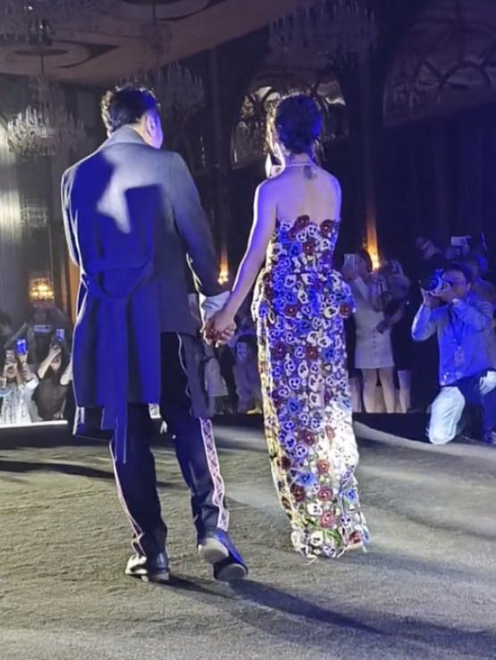 张信哲录节目面部浮肿老态明显,54岁的张信哲参加庆典的视频