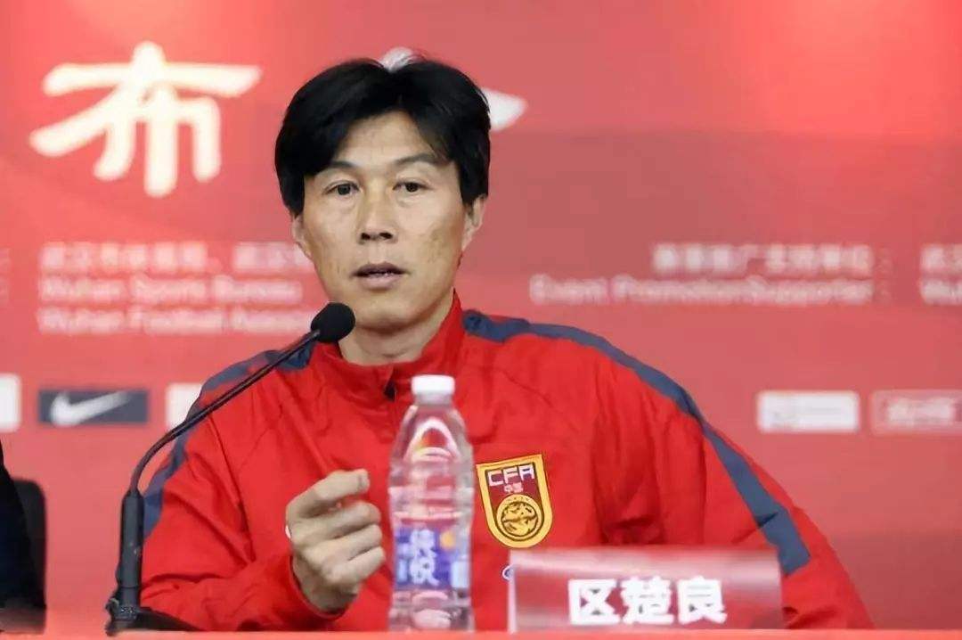 区楚良称巩汉林的签名足球是假的,区楚良回应巩汉林收藏假签名足球