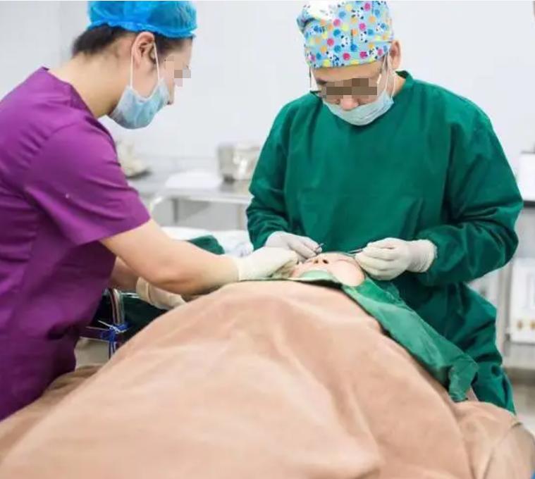 22年女子*款贷**5万，想整成舒淇，结果变小猪佩奇，医院退款赔1万