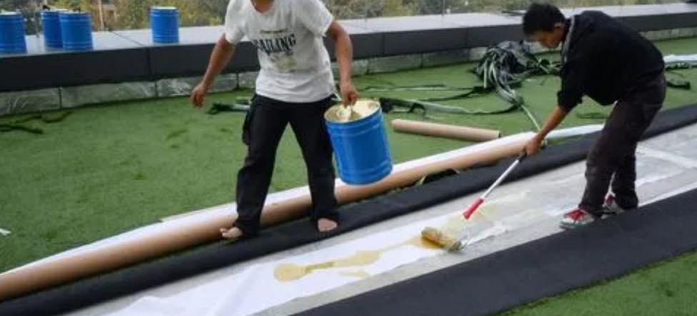 人造草坪减震垫施工全过程,人造草坪施工怎么联系接活