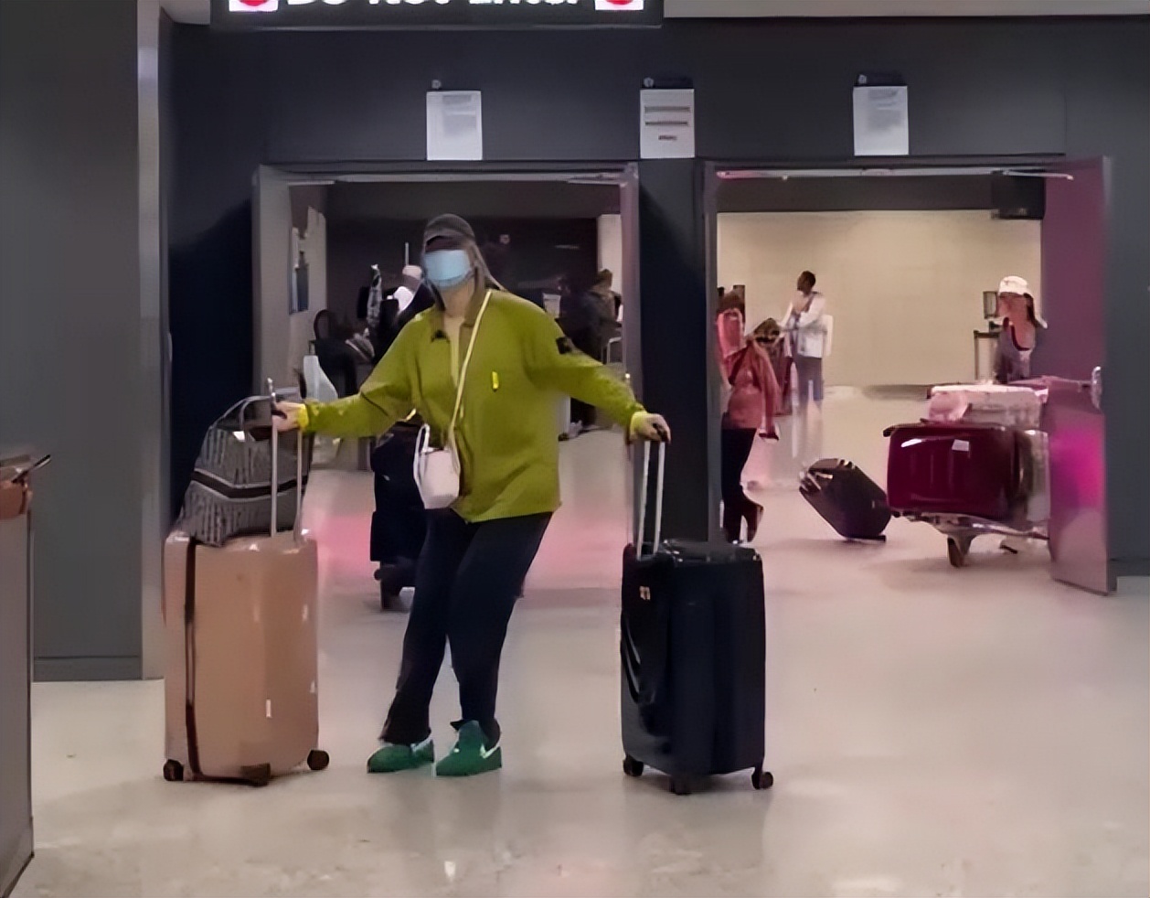 李梦wnba入场绿色穿搭与队友拍照,李梦wnba现场更换球衣