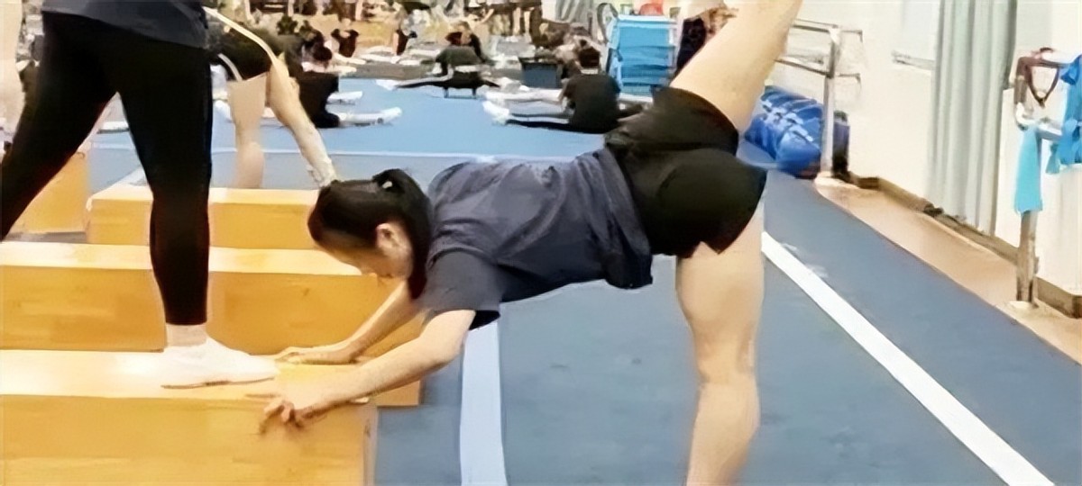 罗子欣一字马出考场,罗子欣一字马