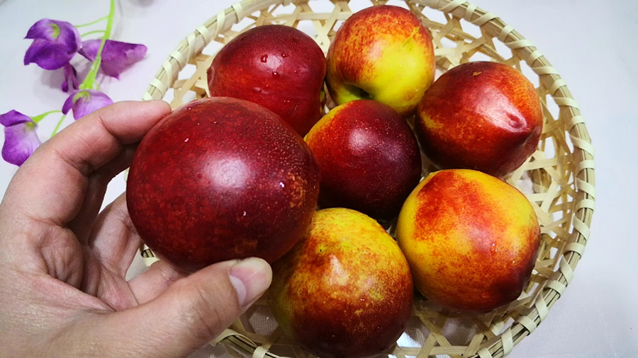 怎么挑选油桃又脆又香,买桃需谨慎