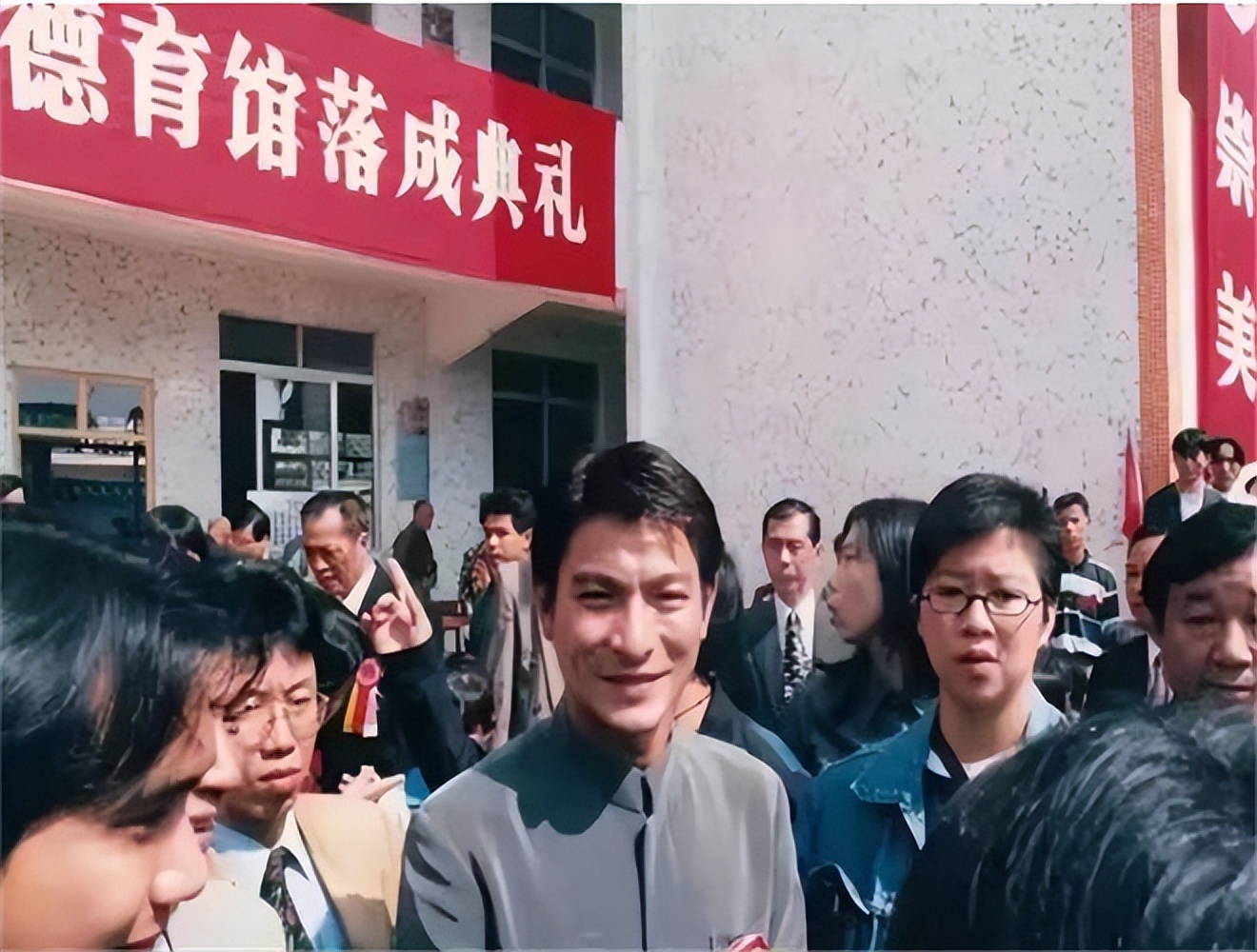 天王刘德华的传奇历程,刘德华巨星风采