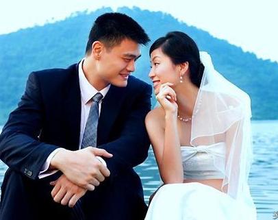 篮球巨人姚明近况,篮球队员姚明夫妻照