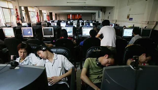 一年关万家，是谁杀死了网吧？