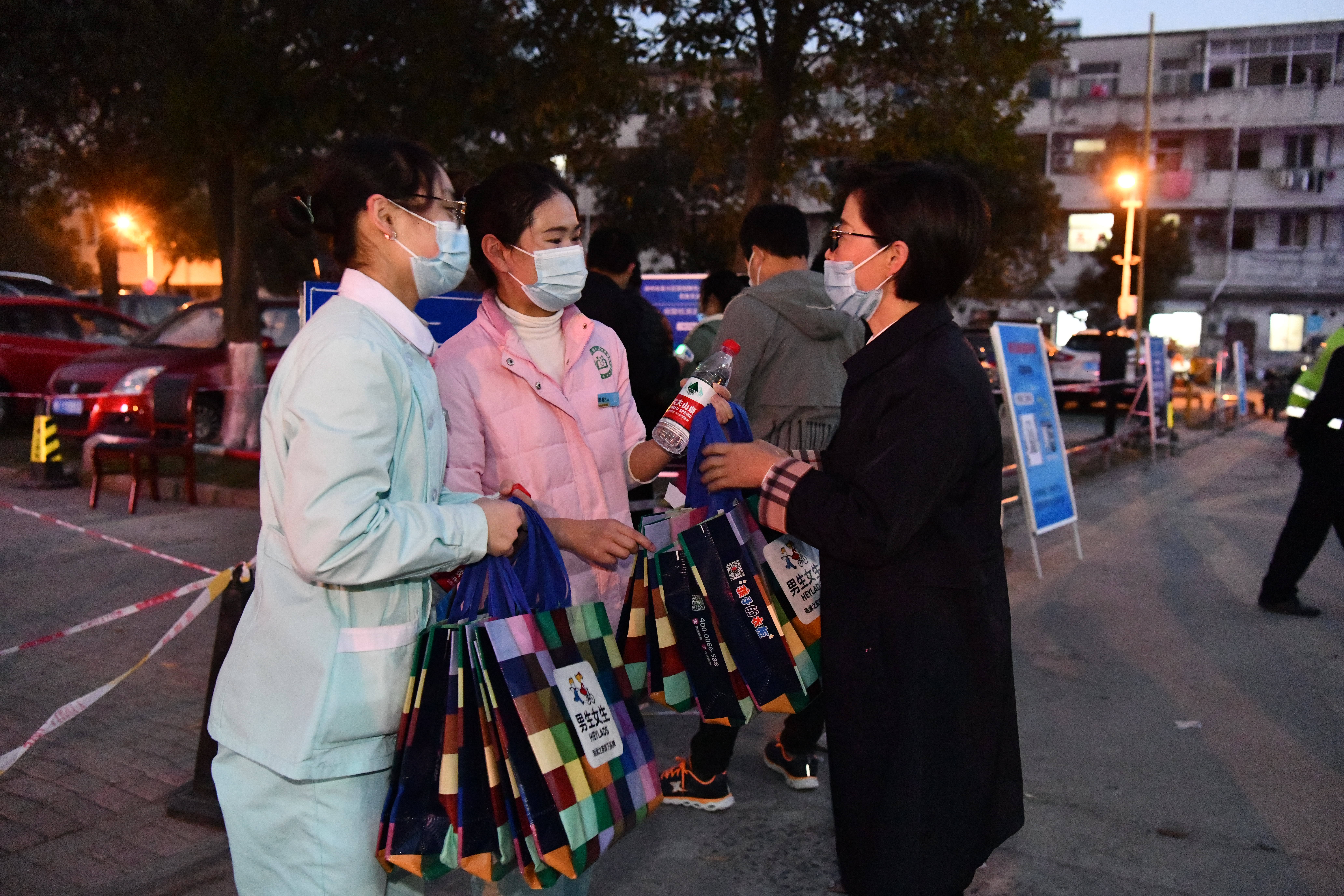 致敬最美逆行者白衣天使,致敬最美逆行者医护工作人员